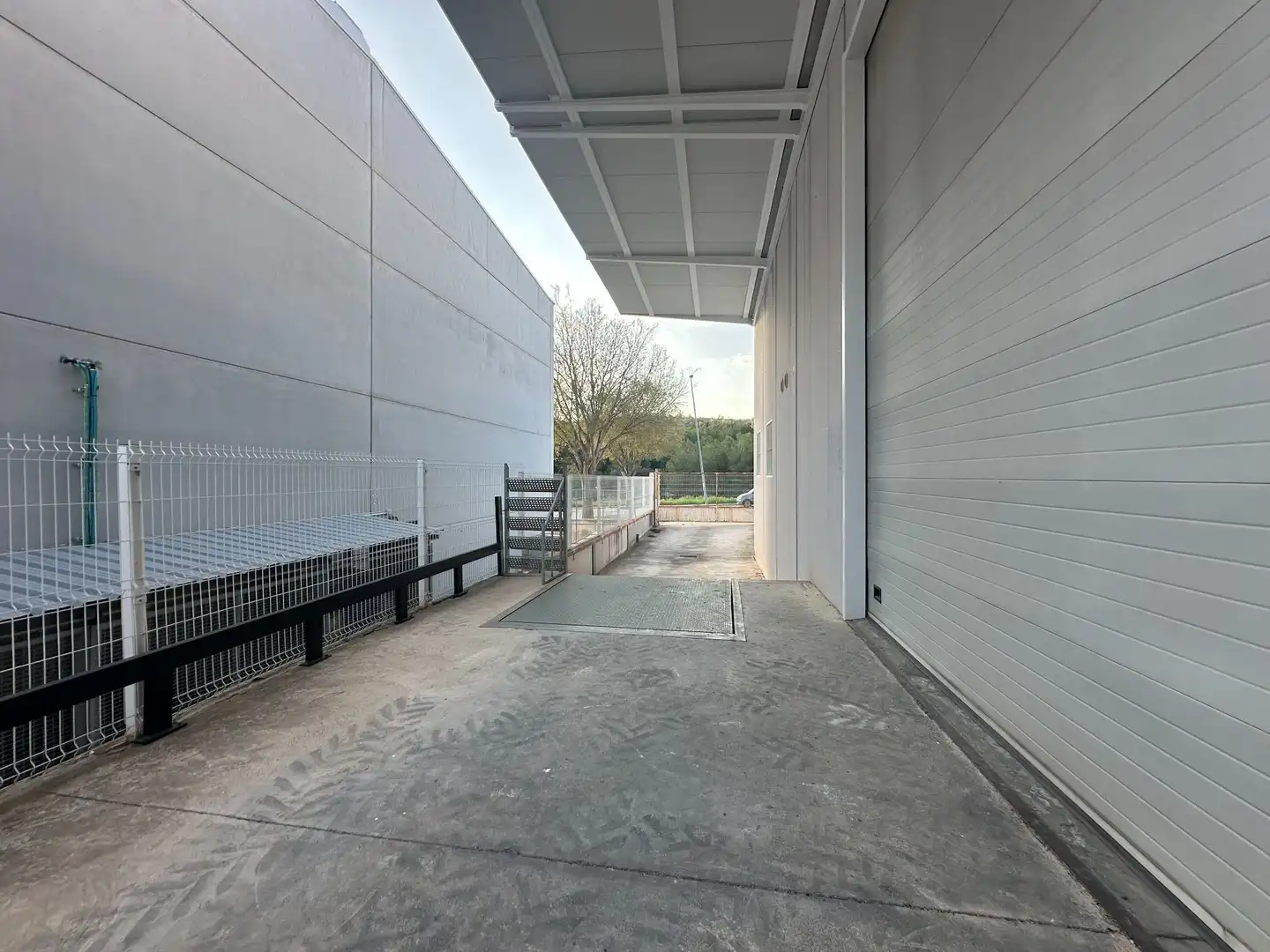Außenansicht von Fabrikhallen zur Miete in Ontinyent