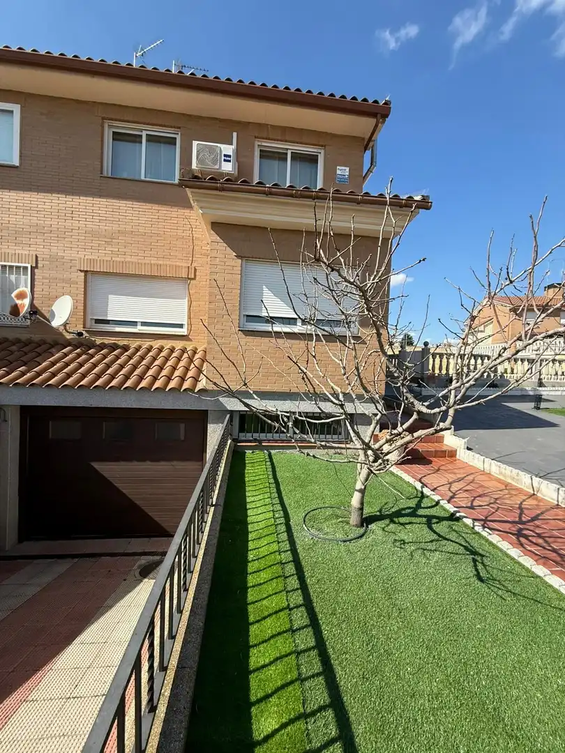 Vista exterior de Casa o xalet en venda en Camarena amb Aire condicionat, Calefacció i Jardí privat