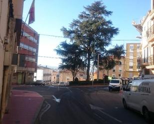 Vista exterior de Casa adosada en venda en Plasencia amb Jardí privat