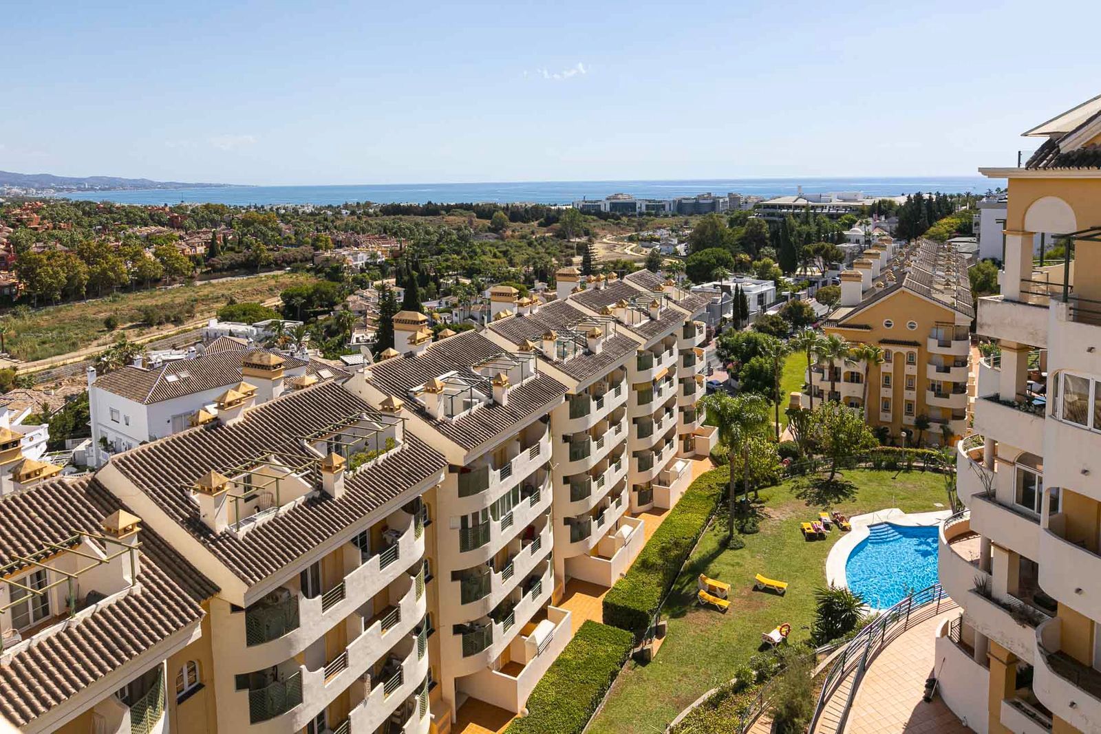 Vista exterior de Dúplex en venda en Marbella amb Aire condicionat, Terrassa i Moblat