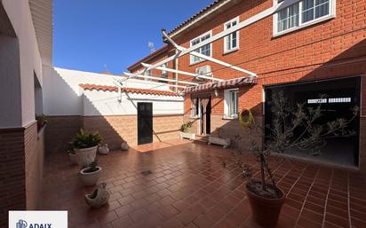 Vista exterior de Casa o xalet en venda en Fuensalida amb Aire condicionat, Terrassa i Balcó