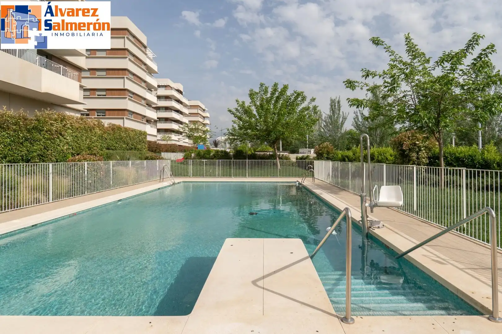 Piscina de Pis en venda en Granada amb Moblat i Piscina comunitària