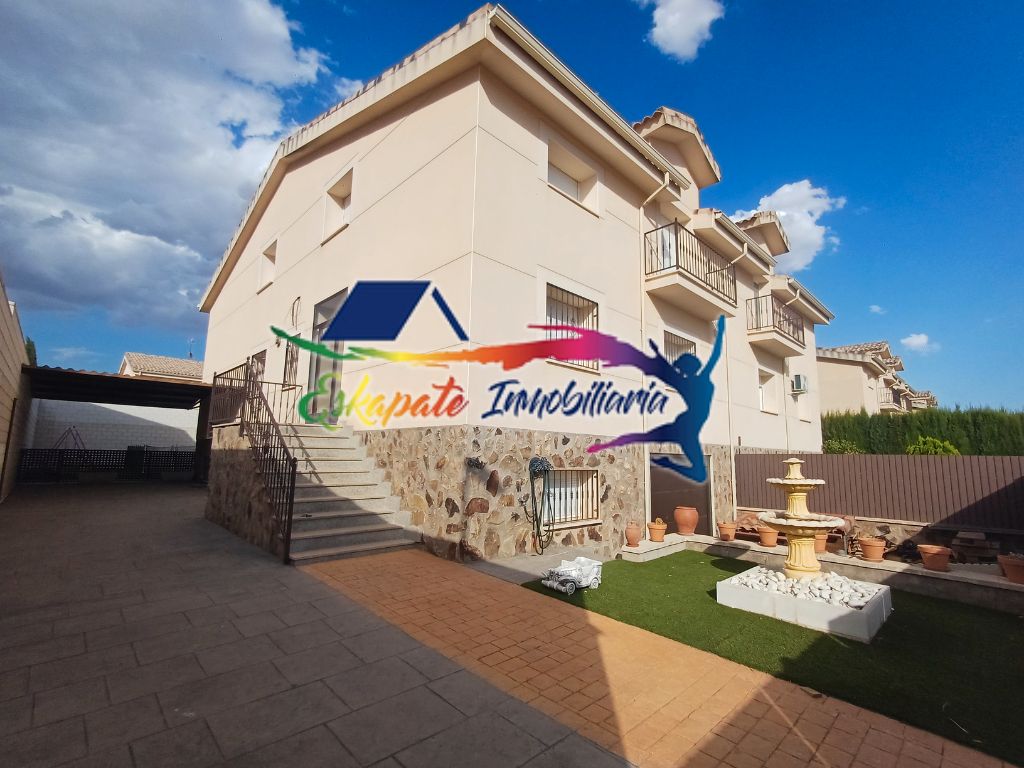 Vista exterior de Casa adosada en venda en Villacañas amb Calefacció, Jardí privat i Piscina