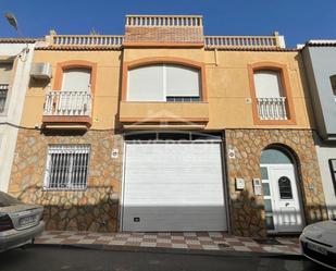 Vista exterior de Casa adosada en venda en Balanegra amb Aire condicionat, Terrassa i Balcó