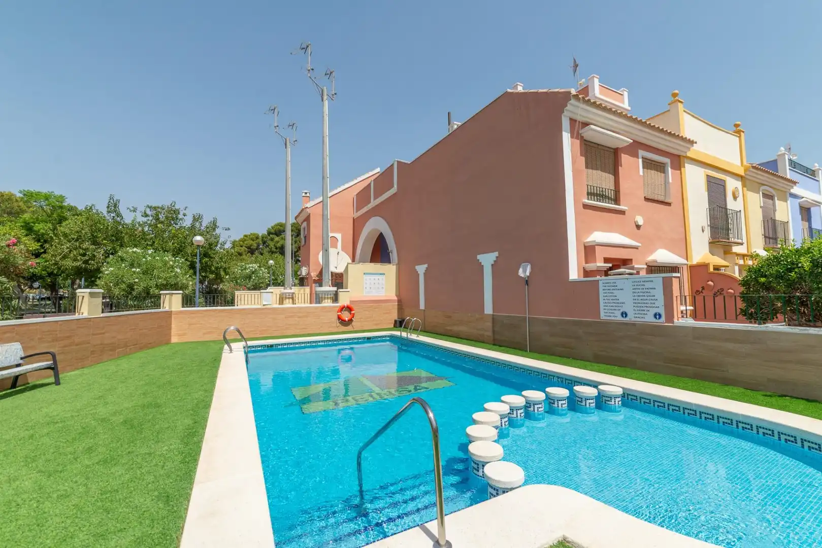 Schwimmbecken von Einfamilien-Reihenhaus zum Verkauf in San Javier mit Klimaanlage, Heizung und Privatgarten