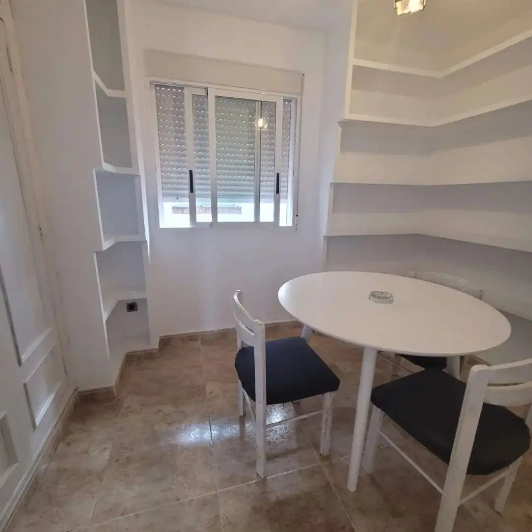 Comedor de Apartamento para compartir en Alfara del Patriarca con Aire acondicionado, Terraza y Amueblado