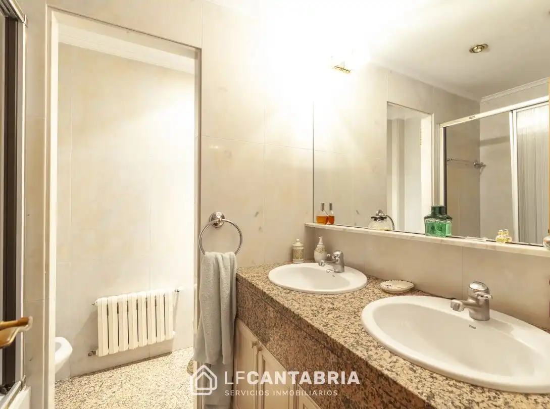 Baño de Dúplex en venta en Santander con Calefacción y Terraza