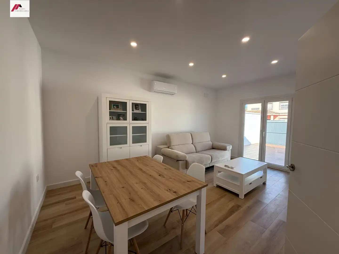 Sala d'estar de Casa o xalet en venda en El Puerto de Santa María amb Aire condicionat, Jardí privat i Moblat
