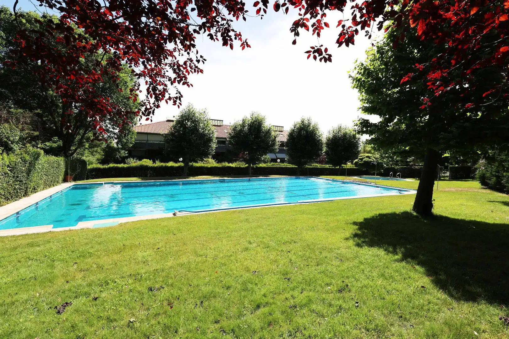 Piscina de Dúplex en venta en San Lorenzo de El Escorial con Calefacción, Terraza y Piscina comunitaria