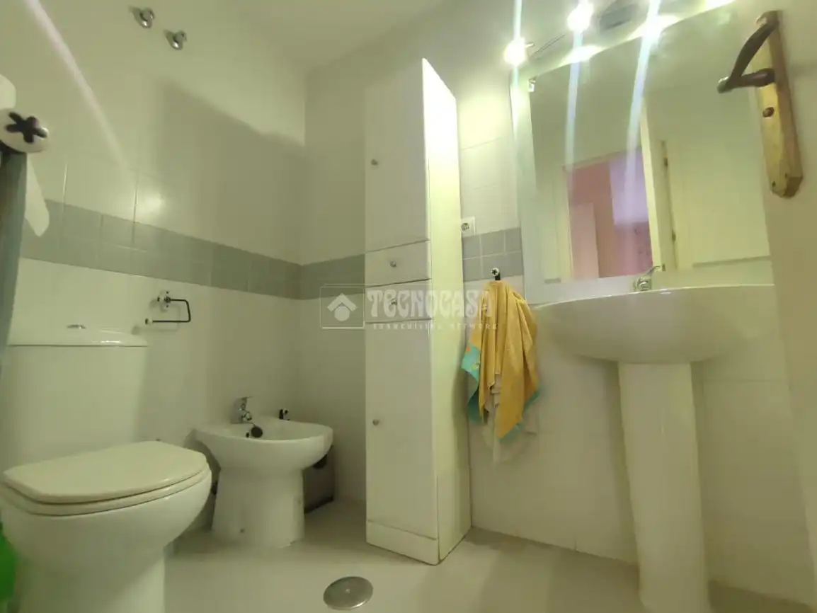 Bathroom of Flat for sale in Sevilla  with Air Conditioner, Terrace and Furnished
