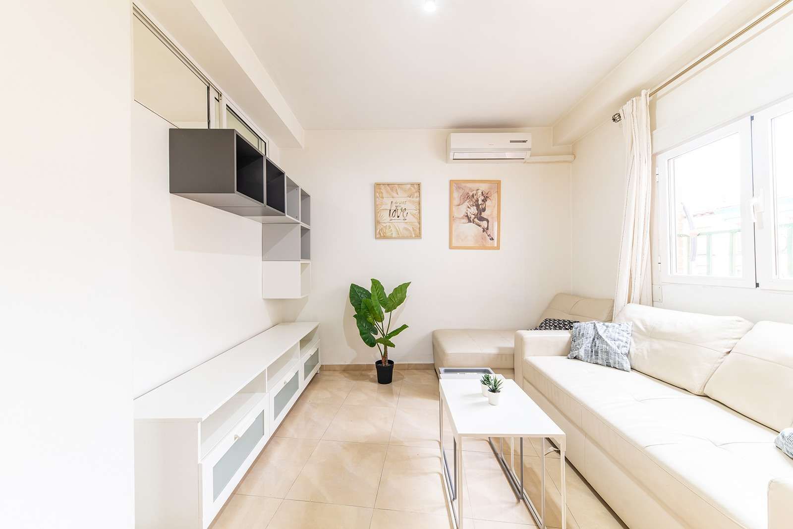 Living room of Apartment to share in  Madrid Capital  with Air Conditioner, Heating and Terrace