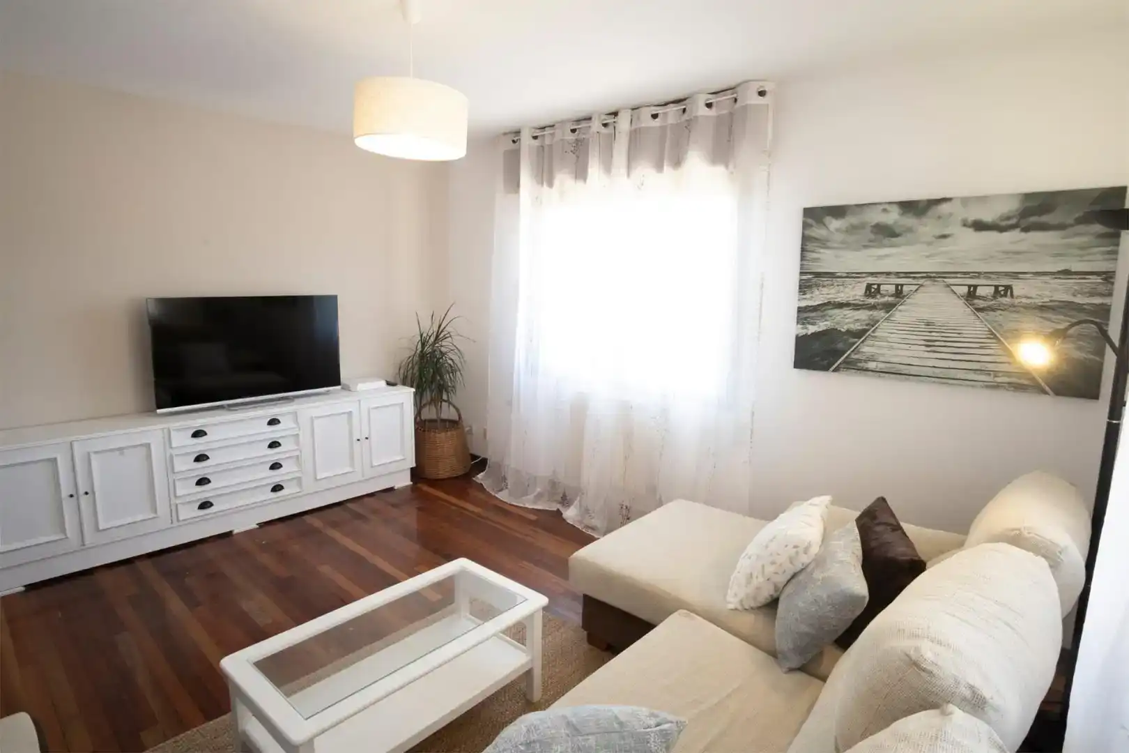 Sala d'estar de Casa o xalet en venda en Vigo  amb Jardí privat, Parquet i Moblat