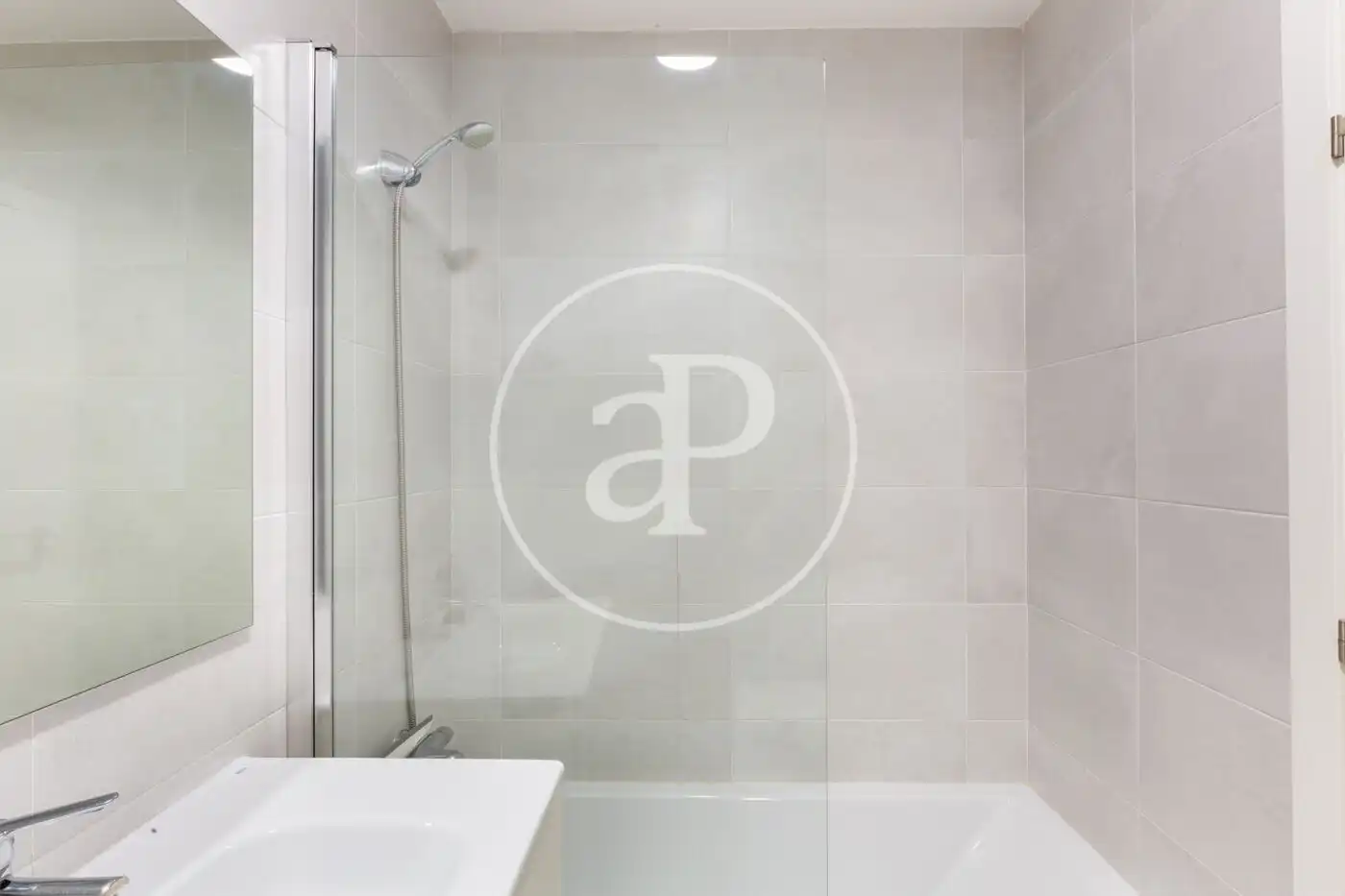 Bathroom of Flat for rent in Valencia  with Air Conditioner, Heating and Furnished