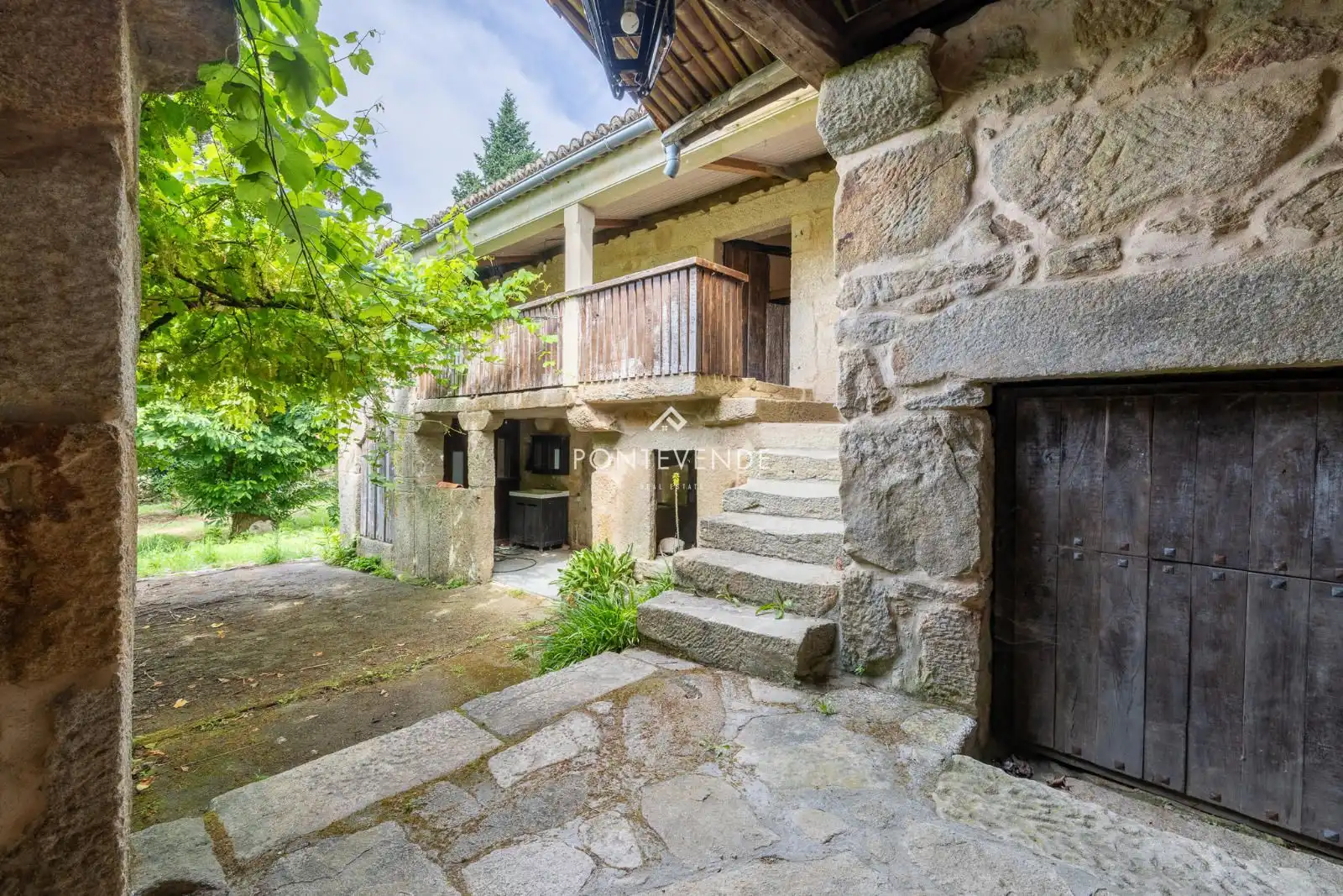 Außenansicht von Haus oder Chalet zum Verkauf in Tui mit Heizung und Terrasse