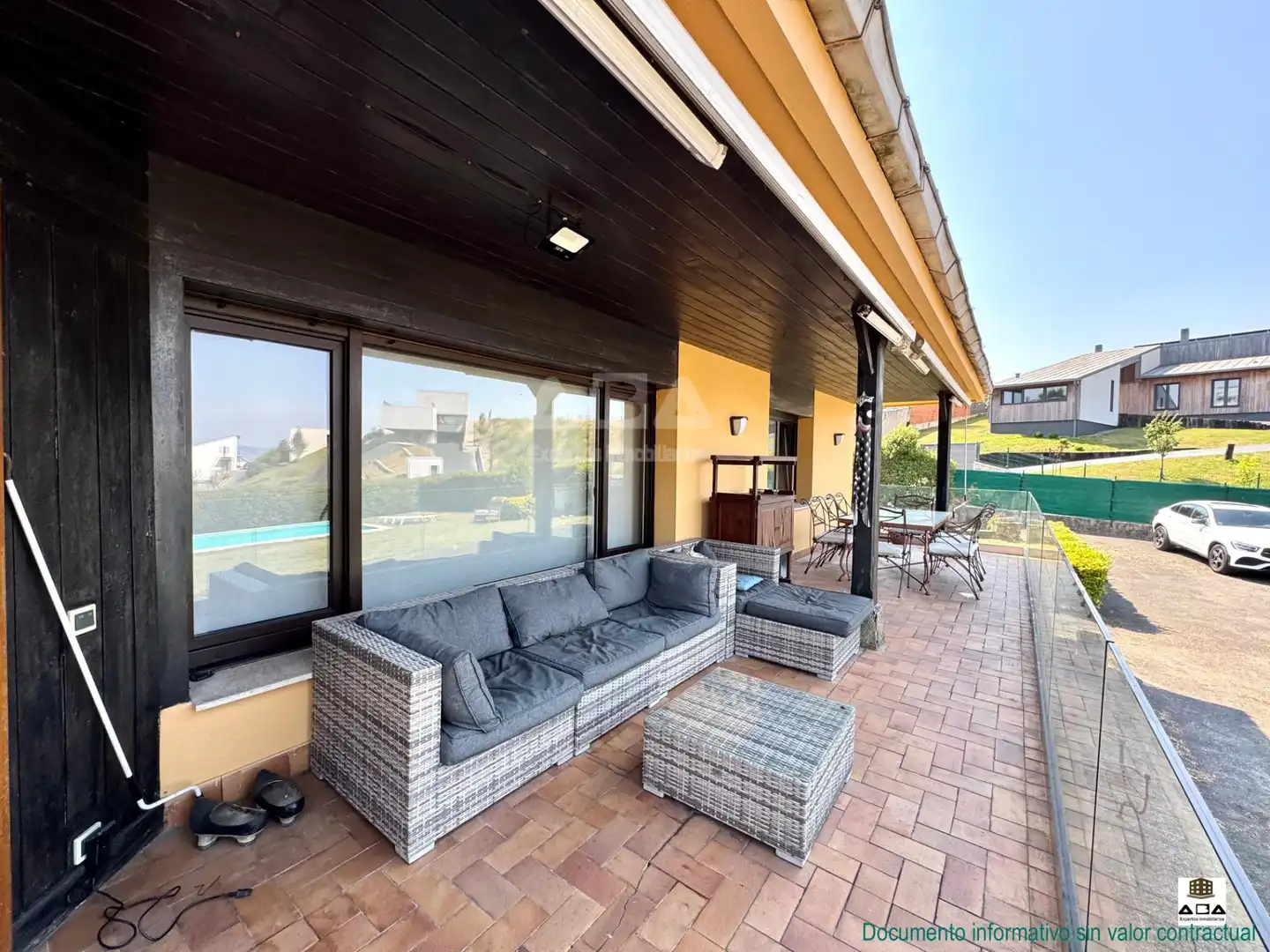 Terrassa de Casa o xalet en venda en Gijón  amb Calefacció, Jardí privat i Traster