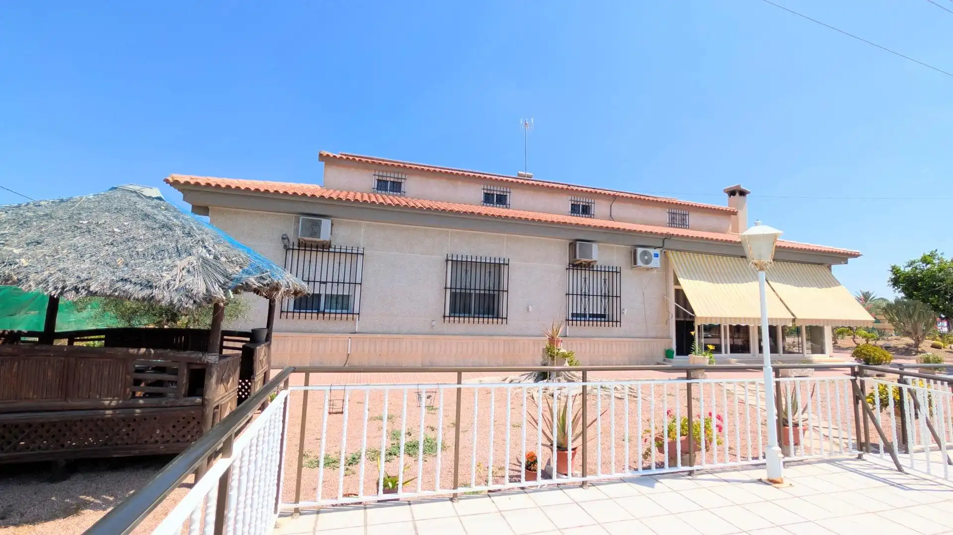 Vista exterior de Casa o xalet en venda en Elche / Elx amb Aire condicionat, Calefacció i Jardí privat