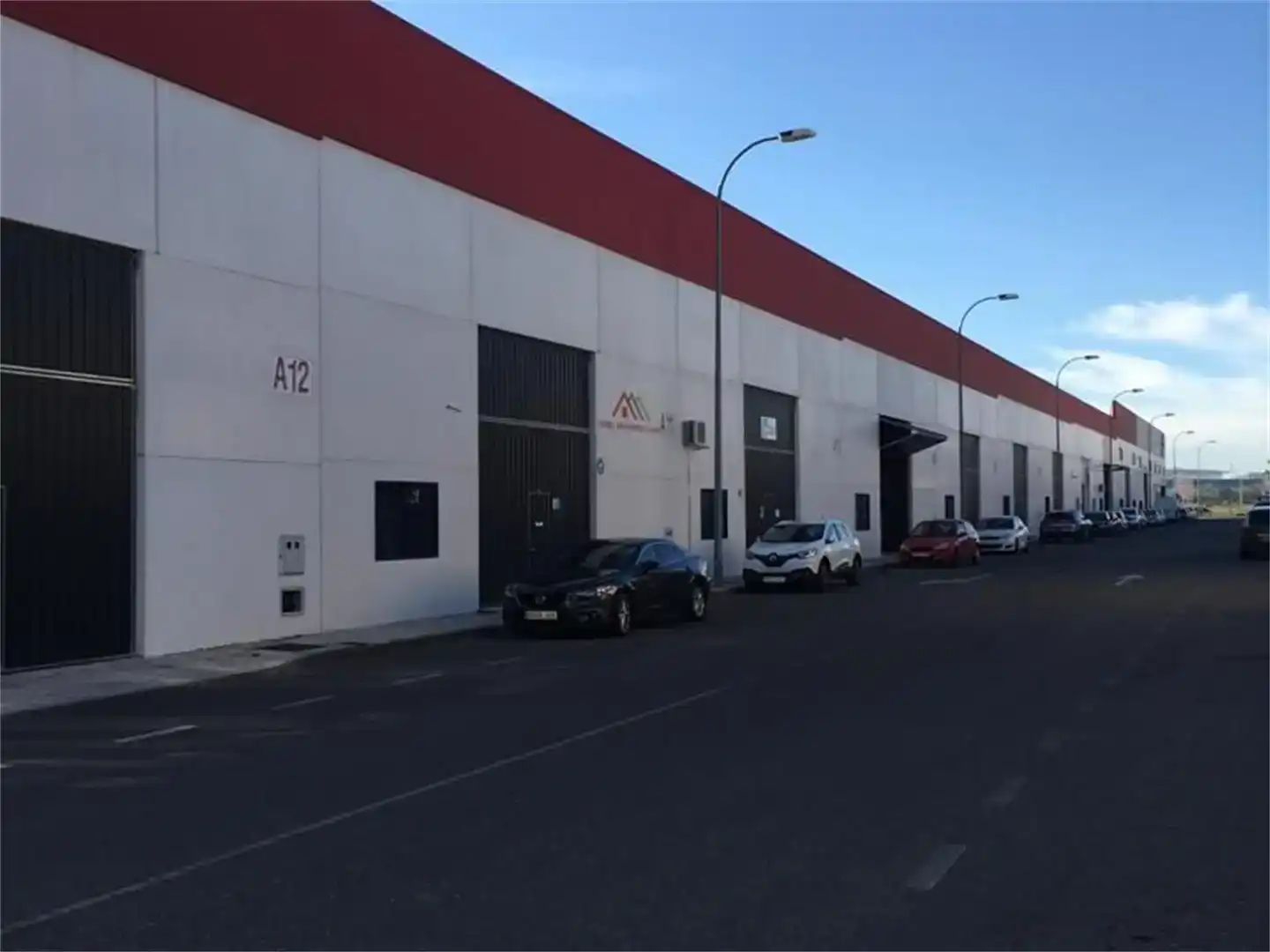 Außenansicht von Fabrikhallen zur Miete in Plasencia