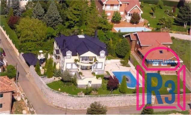 Vista exterior de Casa o xalet en venda en Valdefresno amb Calefacció, Terrassa i Piscina