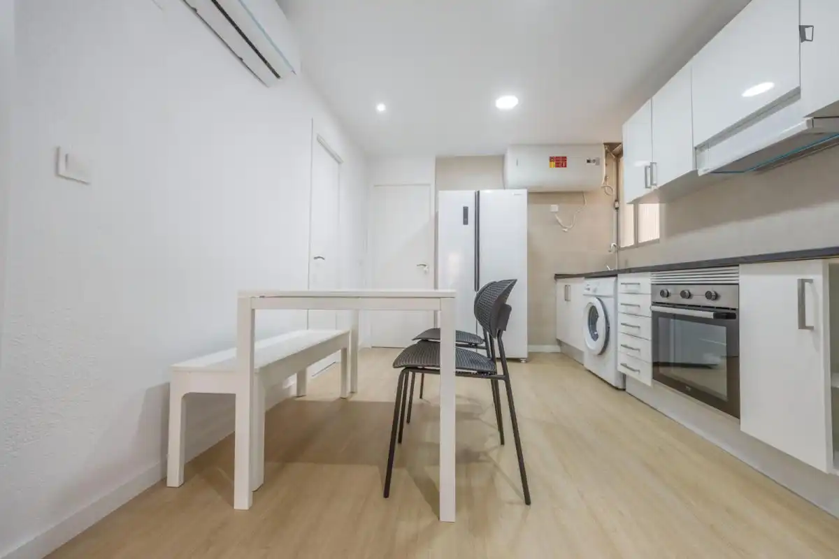 Cuina de Apartament per a compartir en Valencia amb Moblat, Forn i Rentadora