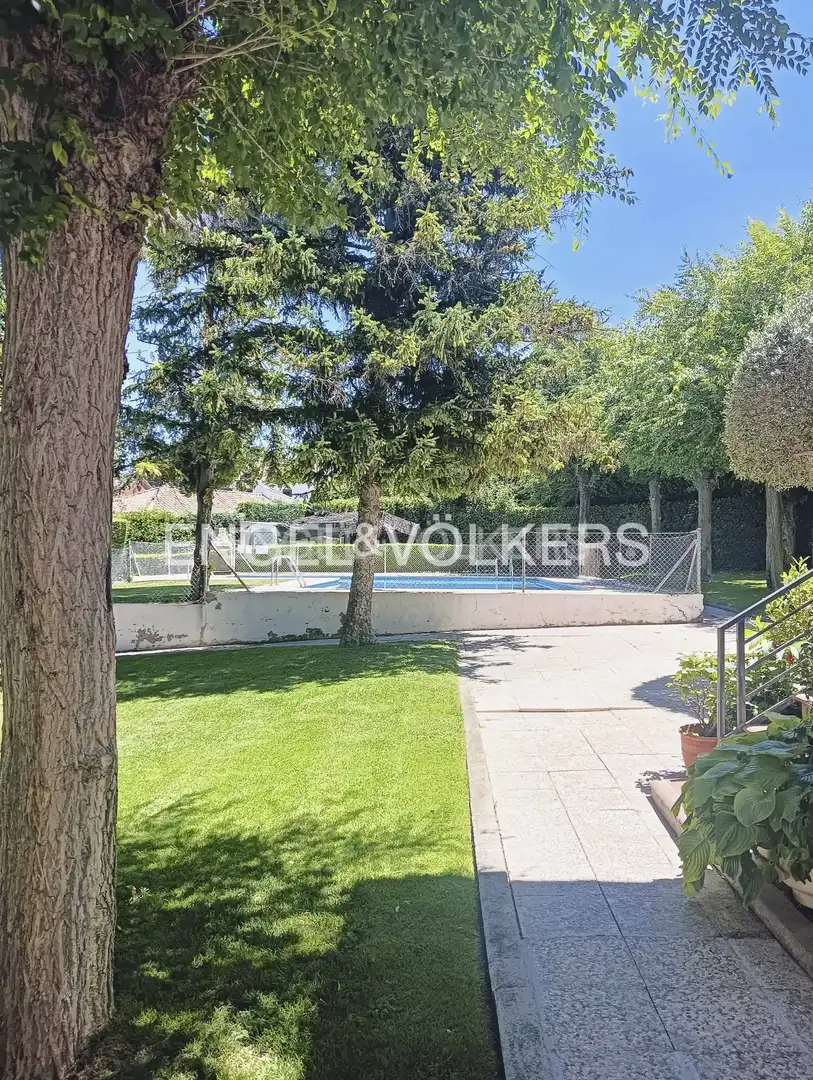 Schwimmbecken von Wohnung zur Miete in Villaviciosa de Odón mit Klimaanlage, Heizung und Privatgarten