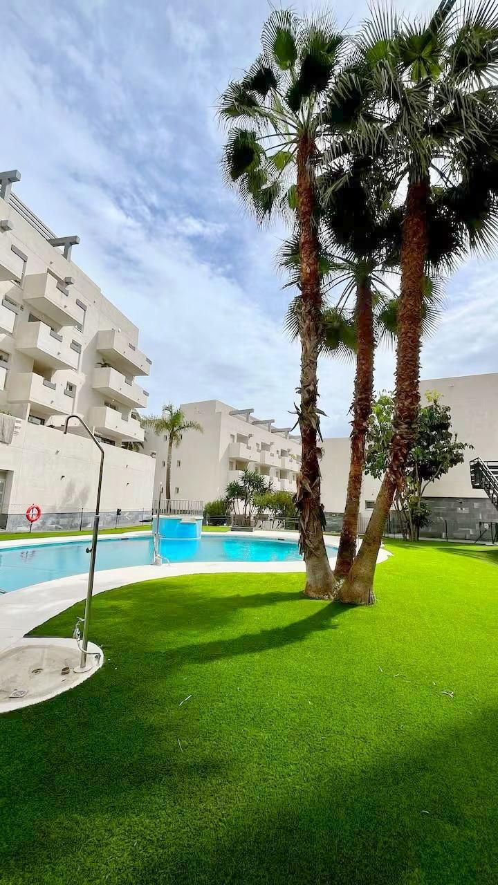 Exterior view of Attic for sale in  Sevilla Capital  with Air Conditioner, Private garden and Terrace