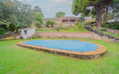 Piscina de Casa o xalet en venda en Villa del Prado amb Calefacció, Jardí privat i Terrassa