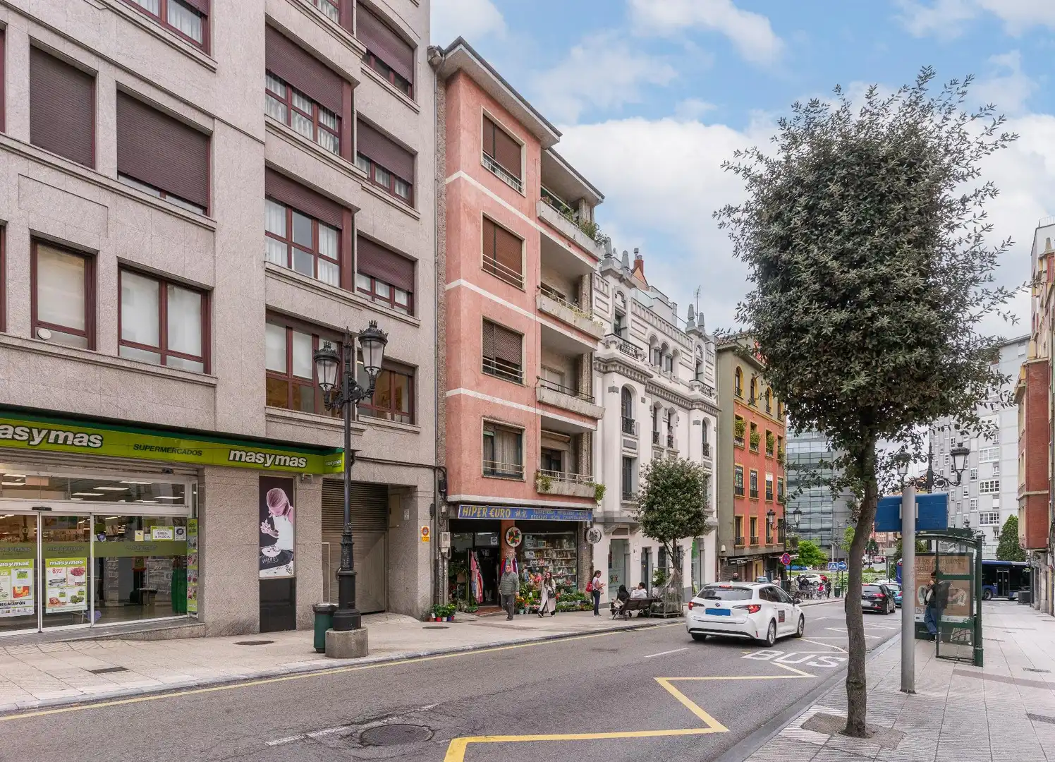 Vista exterior de Pis en venda en Oviedo  amb Terrassa i Balcó