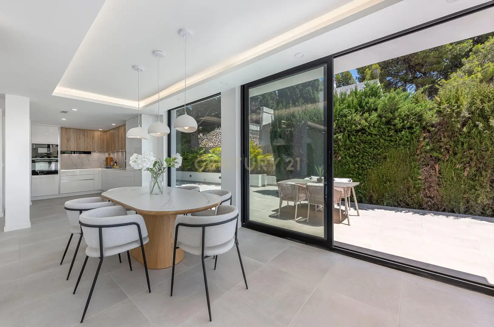 Terrasse von Haus oder Chalet zum Verkauf in Marbella mit Klimaanlage, Privatgarten und Abstellraum