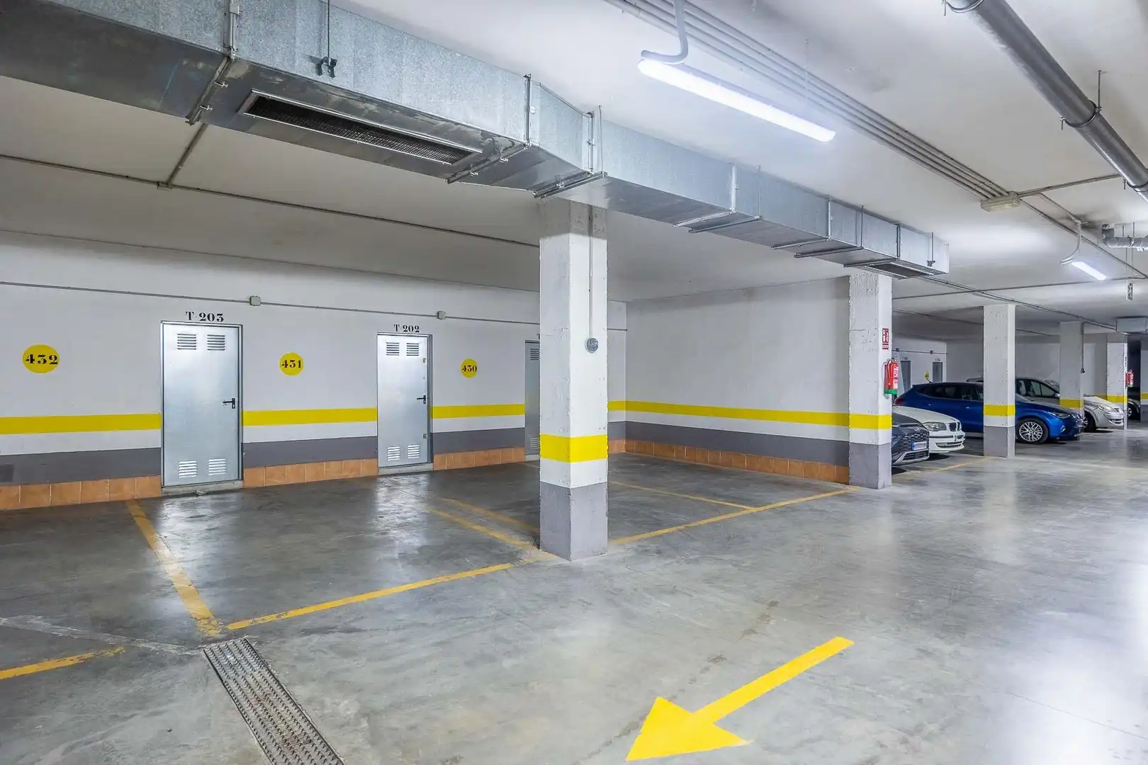Parkplatz von Wohnung zum Verkauf in Dos Hermanas mit Klimaanlage, Terrasse und Abstellraum
