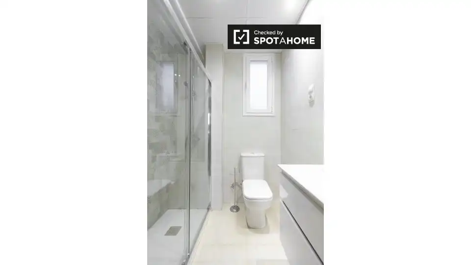 Bathroom of Flat for rent in Madrid  with Air Conditioner, Heating and Furnished