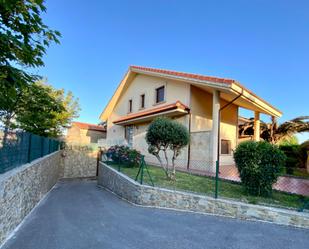 Vista exterior de Casa o xalet en venda en Ribamontán al Mar amb Calefacció, Jardí privat i Terrassa