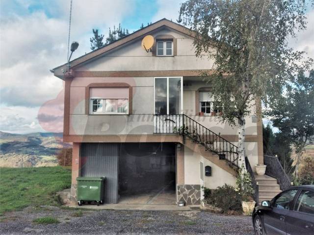 Casa-chalet en Venta en Cervantes