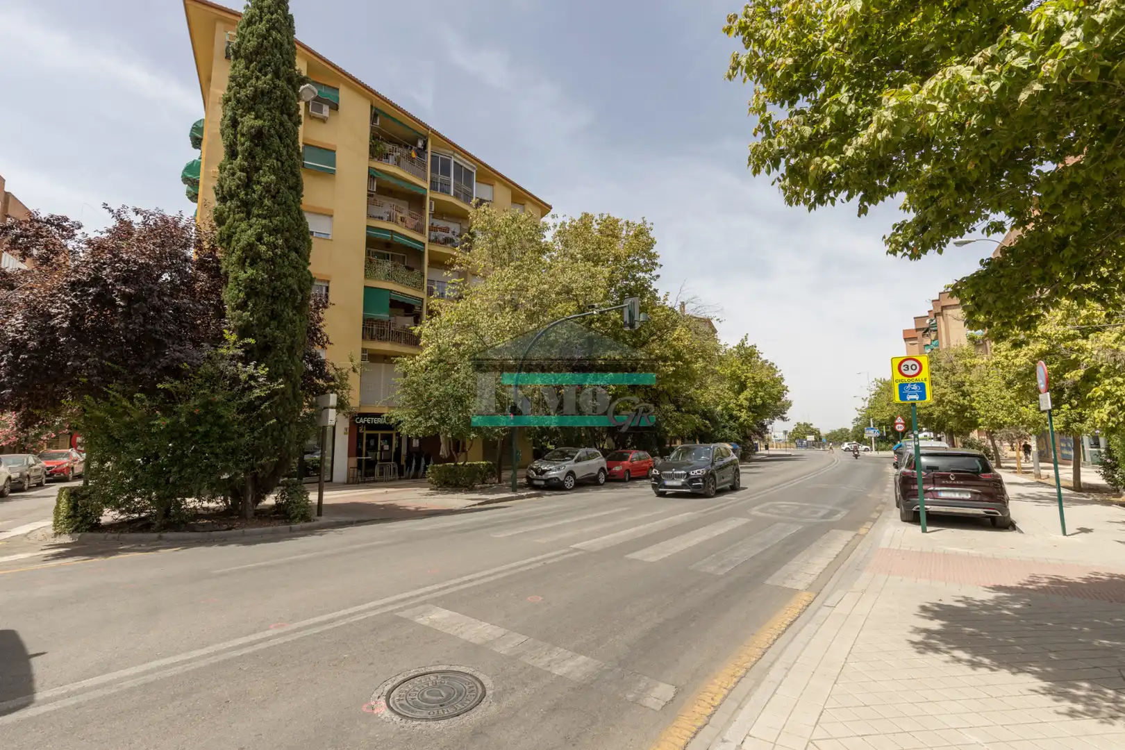 Vista exterior de Pis en venda en Granada amb Moblat i Balcó