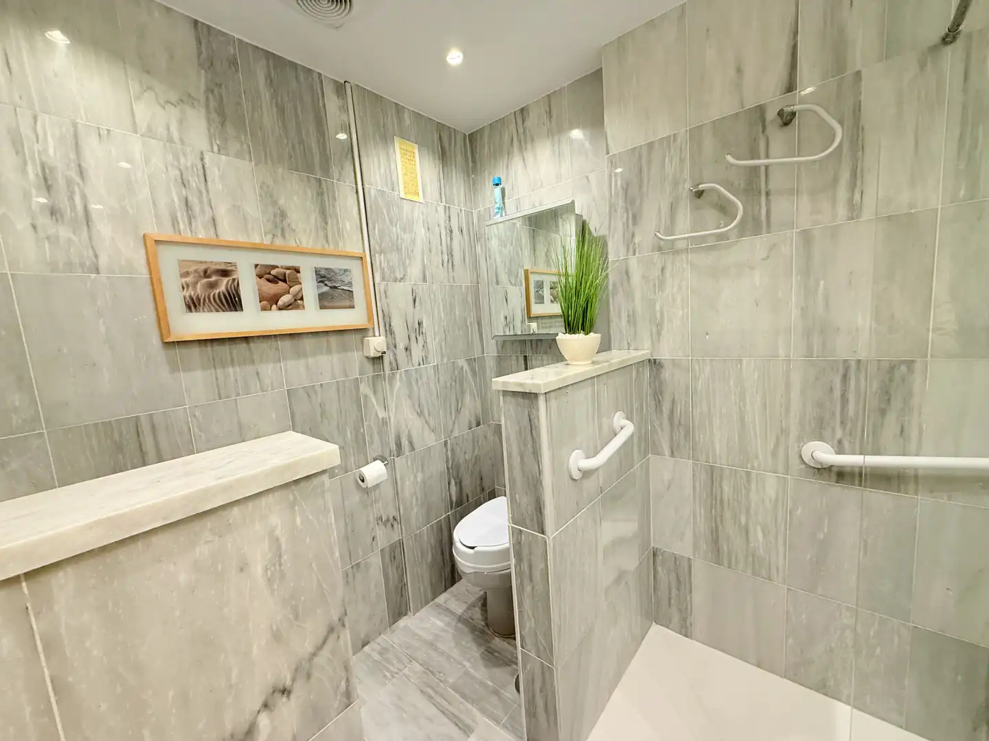 Baño de Apartamento de alquiler en Marbella con Piscina y Piscina comunitaria