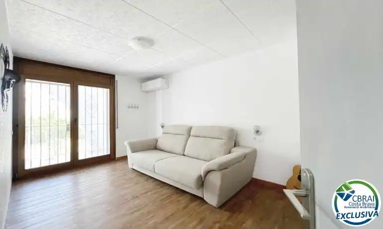 Sala d'estar de Casa adosada en venda en Empuriabrava amb Jardí privat i Moblat