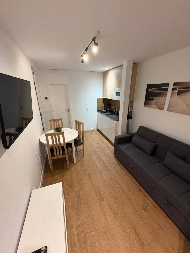 Sala d'estar de Pis en venda en  Madrid Capital amb Aire condicionat, Terrassa i Moblat