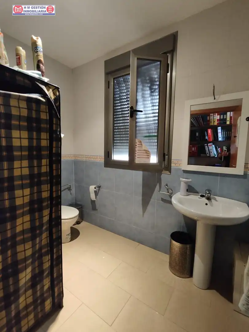 Badezimmer von Büro zum Verkauf in Alcázar de San Juan mit Klimaanlage, Terrasse und Möbliert