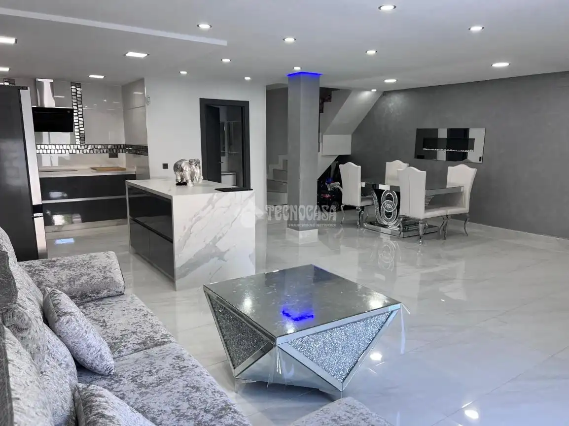 Semi-detached house with pool for sale in Este - Alcosa- Torreblanca