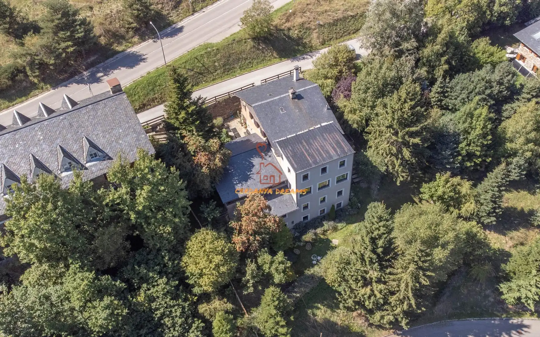Vista exterior de Edificio en venta en Alp