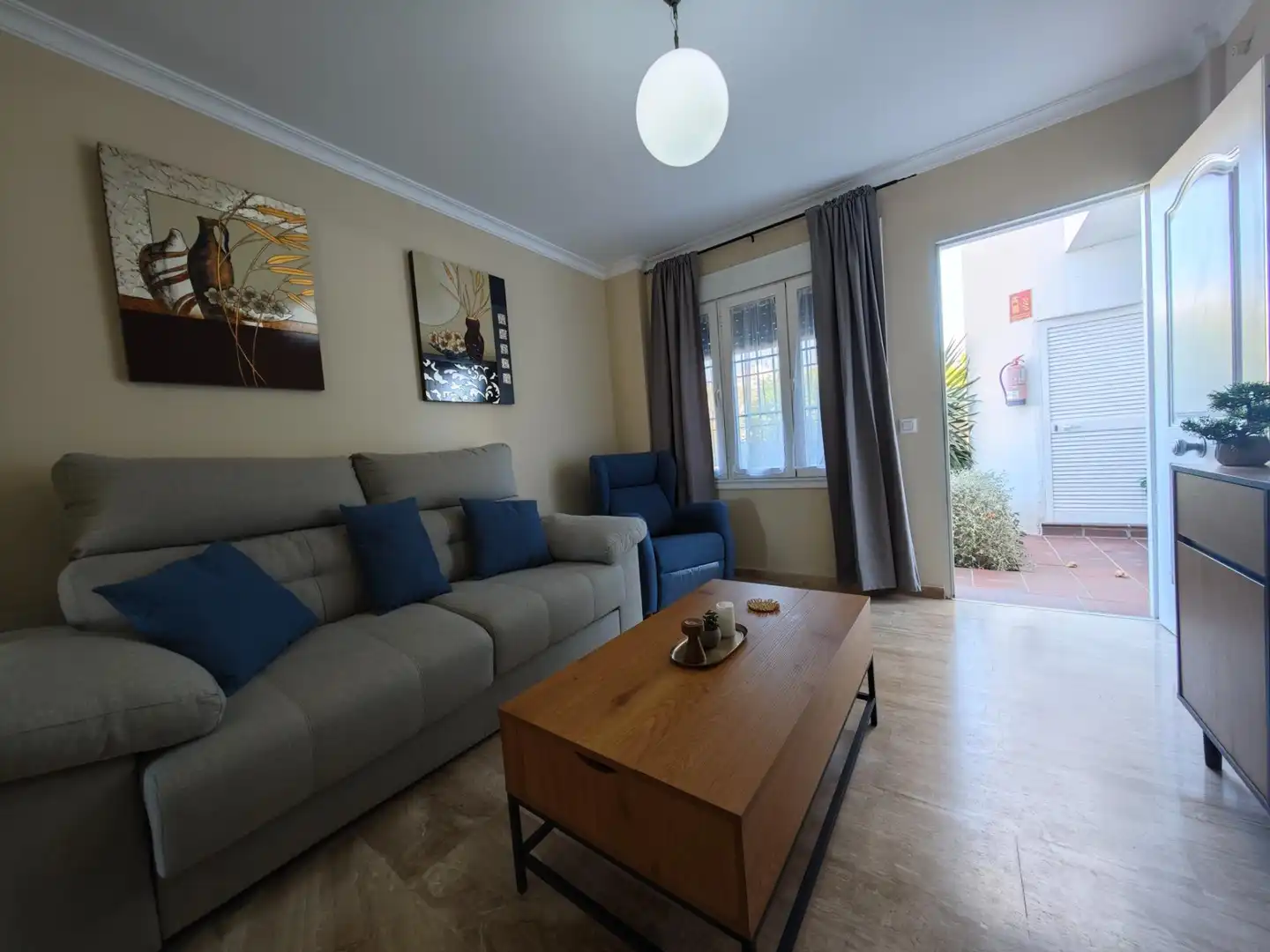 Sala de estar de Apartamento en venta en Chiclana de la Frontera con Jardín privado, Terraza y Amueblado