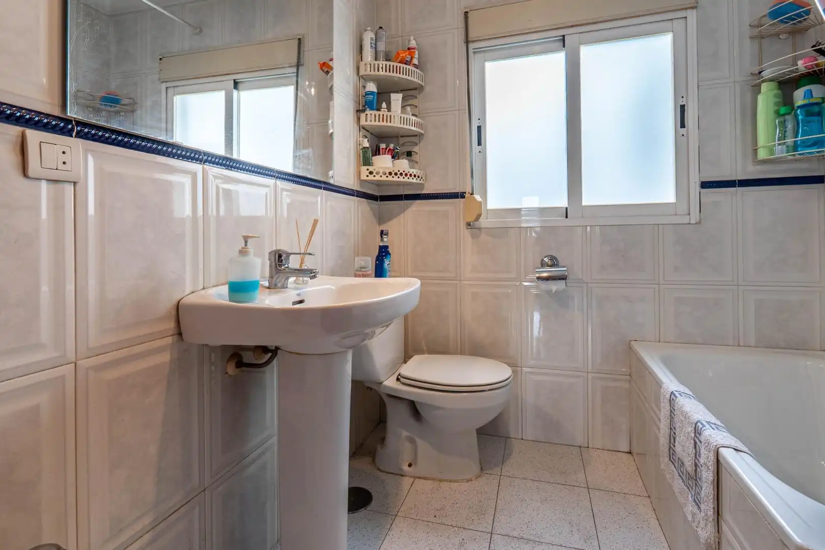 Badezimmer von Dachboden zum Verkauf in Granada mit Klimaanlage