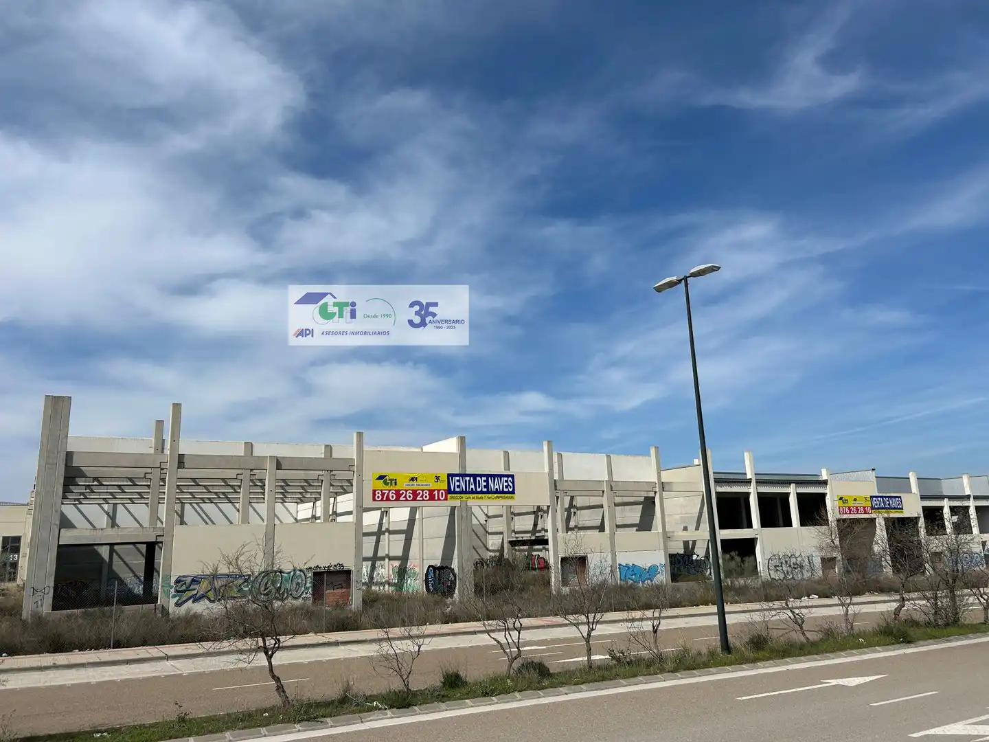 Außenansicht von Fabrikhallen zum Verkauf in Zaragoza
