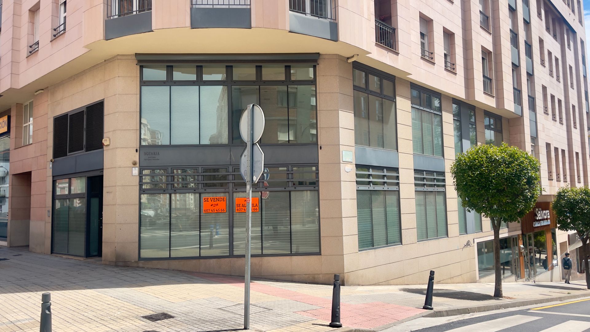 Local de lloguer a Avenida Compostilla, 22, Centro