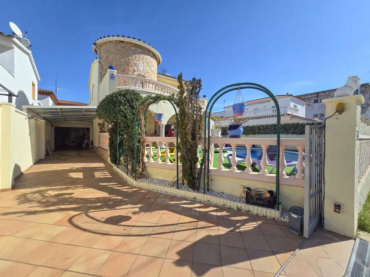Vista exterior de Casa o xalet en venda en Empuriabrava amb Calefacció i Jardí privat