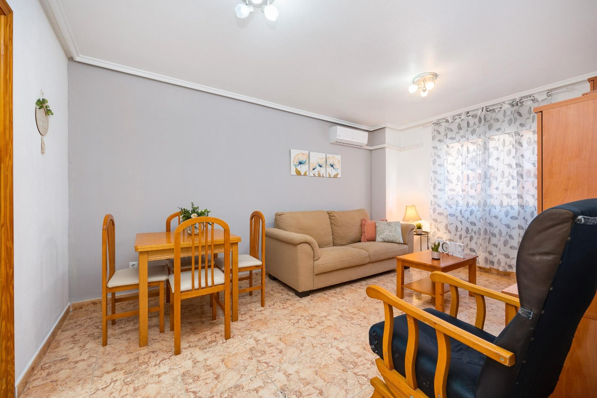 Sala d'estar de Pis en venda en Torrevieja amb Moblat