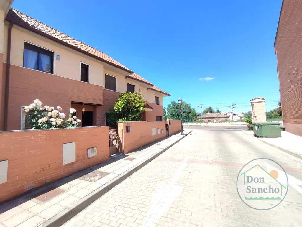 Vista exterior de Casa adosada en venta en Viana de Cega con Calefacción, Jardín privado y Terraza