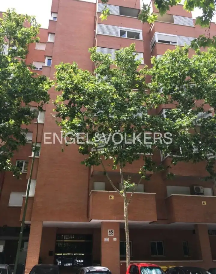 Außenansicht von Wohnung zur Miete in Madrid mit Klimaanlage, Heizung und Privatgarten