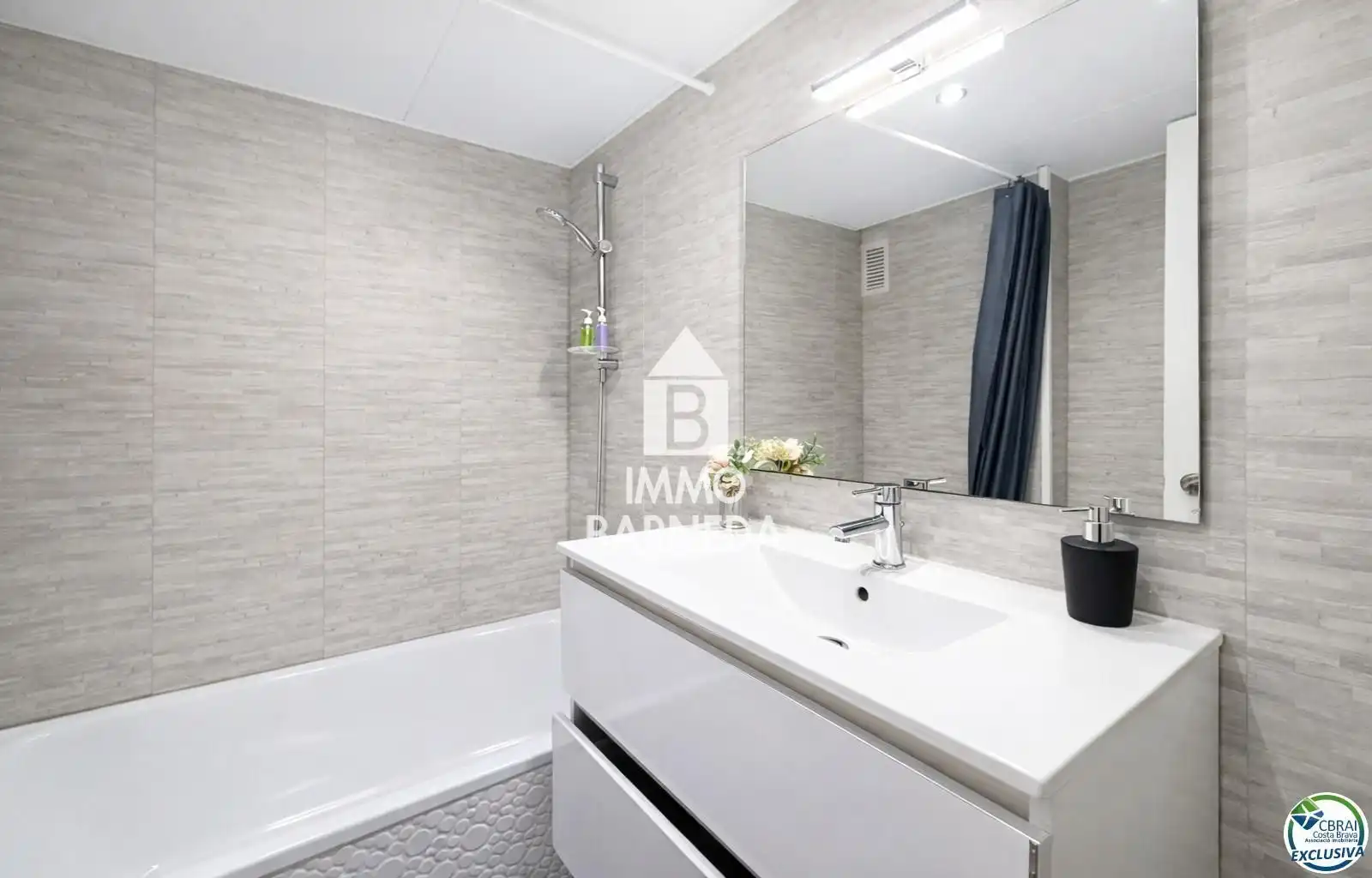 Baño de Piso en venta en Empuriabrava con Terraza y Amueblado