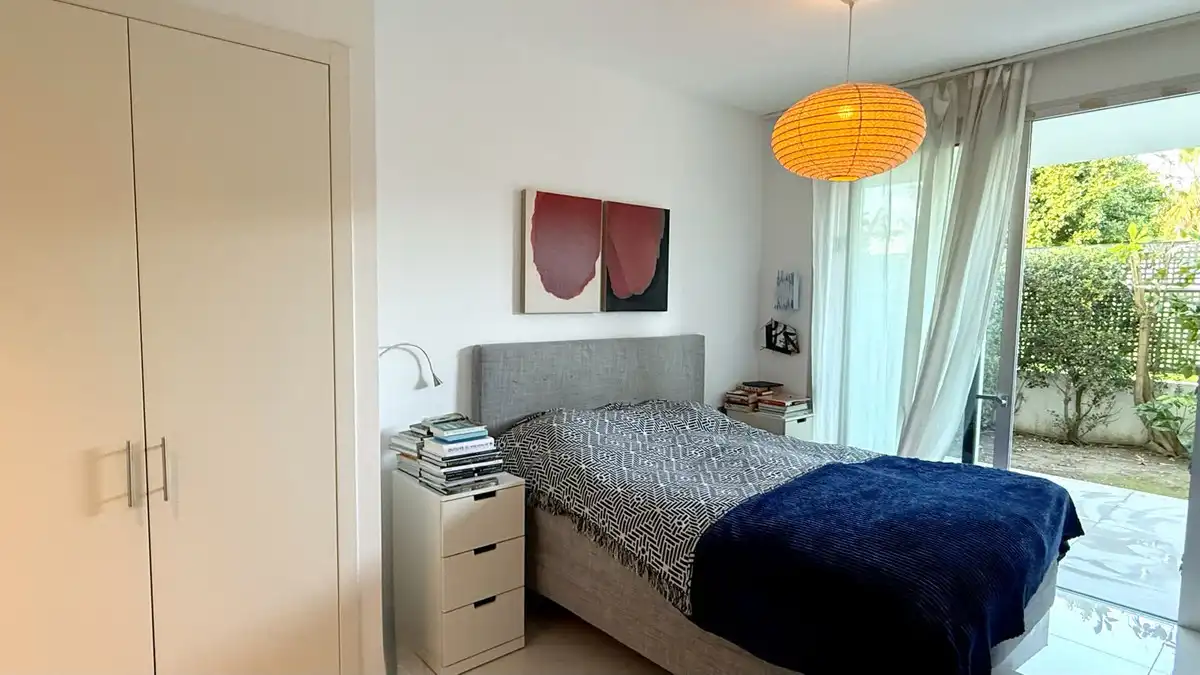 Schlafzimmer von Wohnung zum Verkauf in Estepona mit Klimaanlage, Privatgarten und Terrasse