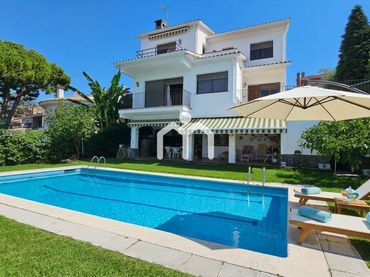 Villa con balcone in vendita a Teià